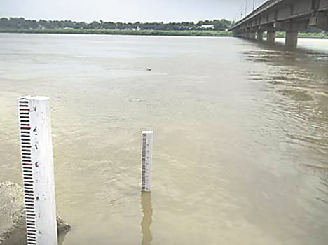 Adjacent to the warning water level of the Ganges