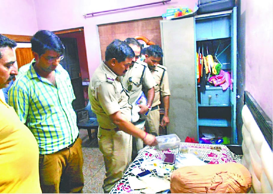 things worth lakhs stolen from the house