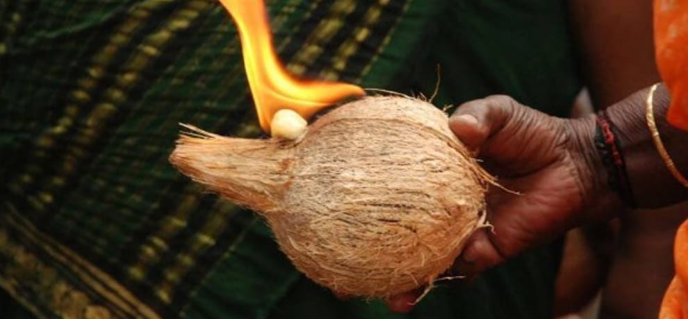 Was placed on the road coconut and vermilion, fiercely conflict between two neighbors 
