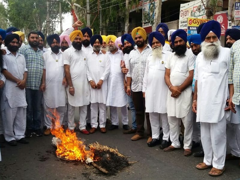 youth akali dal protest, protest against, aap, political news, sangrur