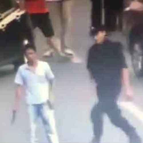 Amazing policewoman tackles knifeman to the ground in one smooth move