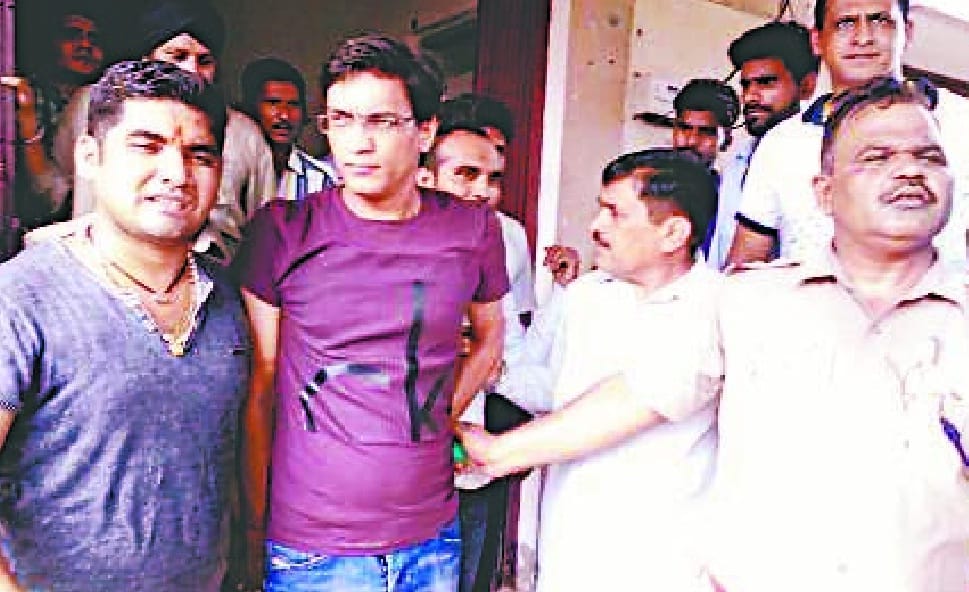 JE Electricity Department arrested red-handed taking bribe