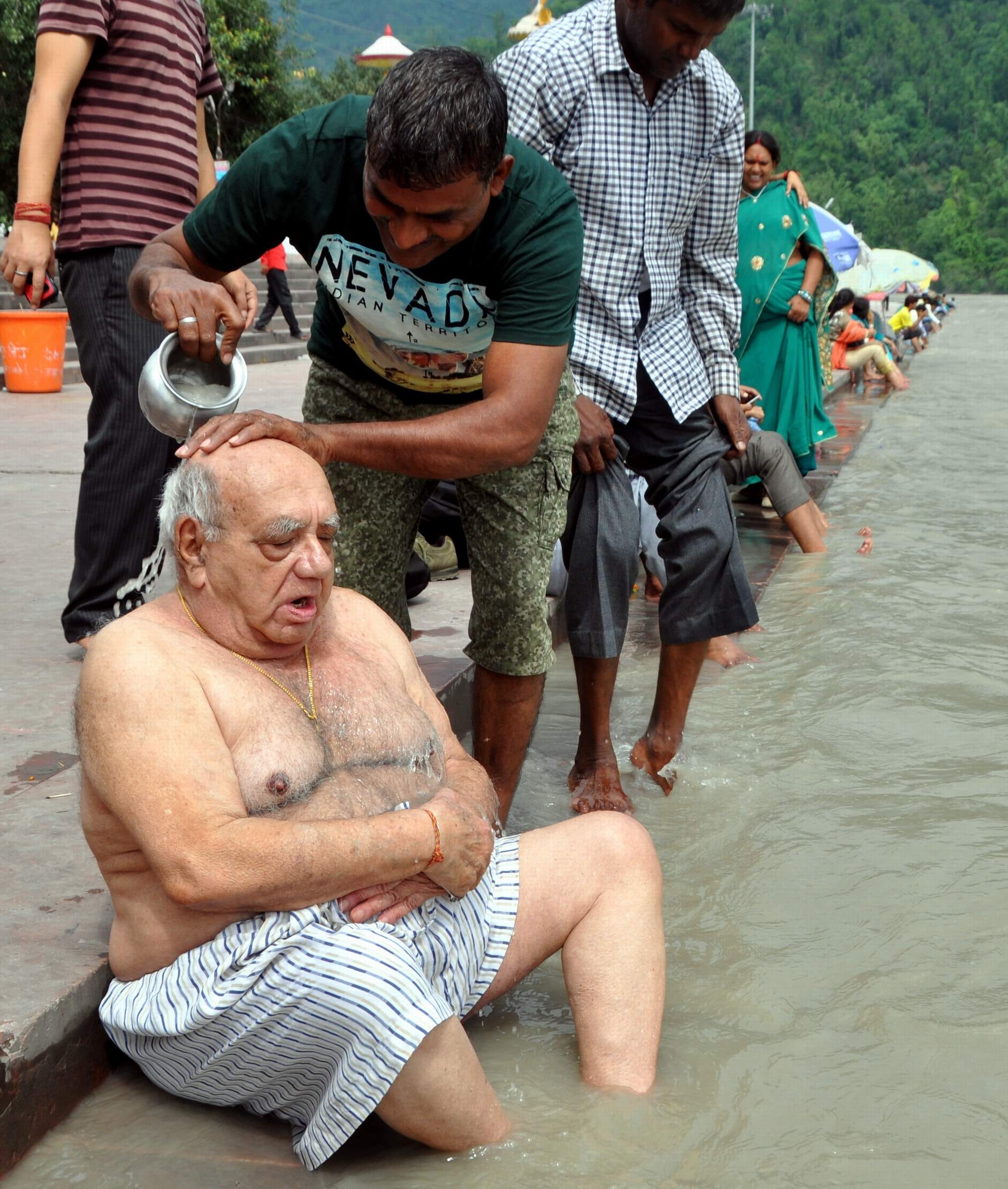 World Famous Astrologer bejan daruwalla take ganga snan in rishikesh.