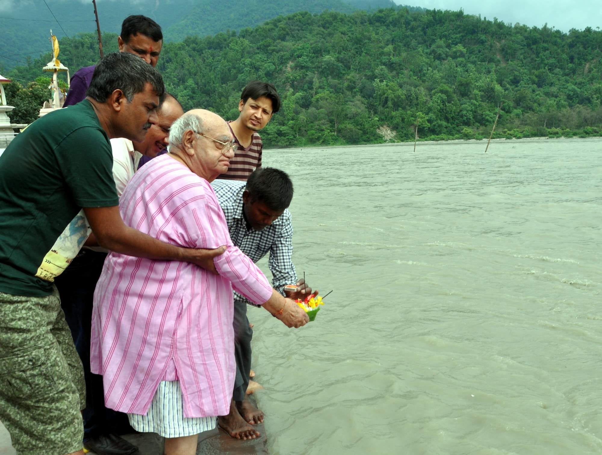 World Famous Astrologer bejan daruwalla take ganga snan in rishikesh.