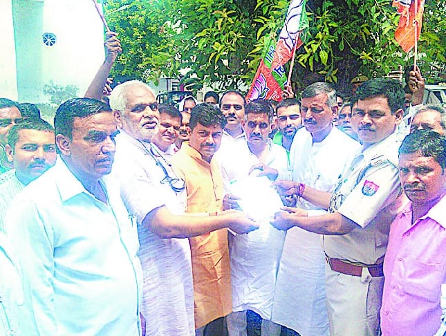 BJP members of the police stations were besieged