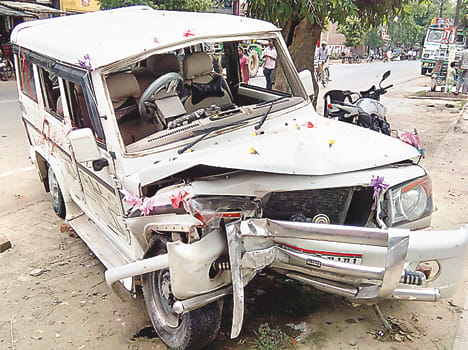 Car crashed into the divider, the groom and the driver injured
