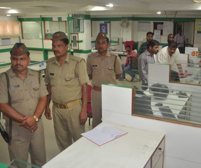 20 lakh loot in Lucknow.