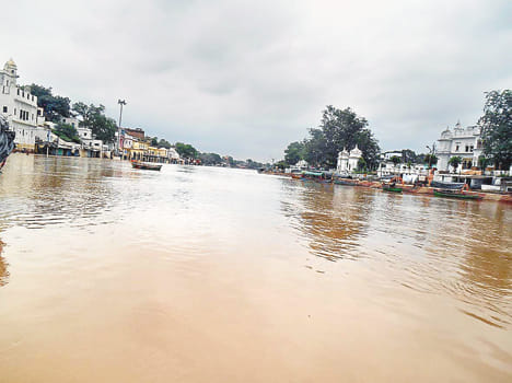 Ufnai Mandakini, shops submerged