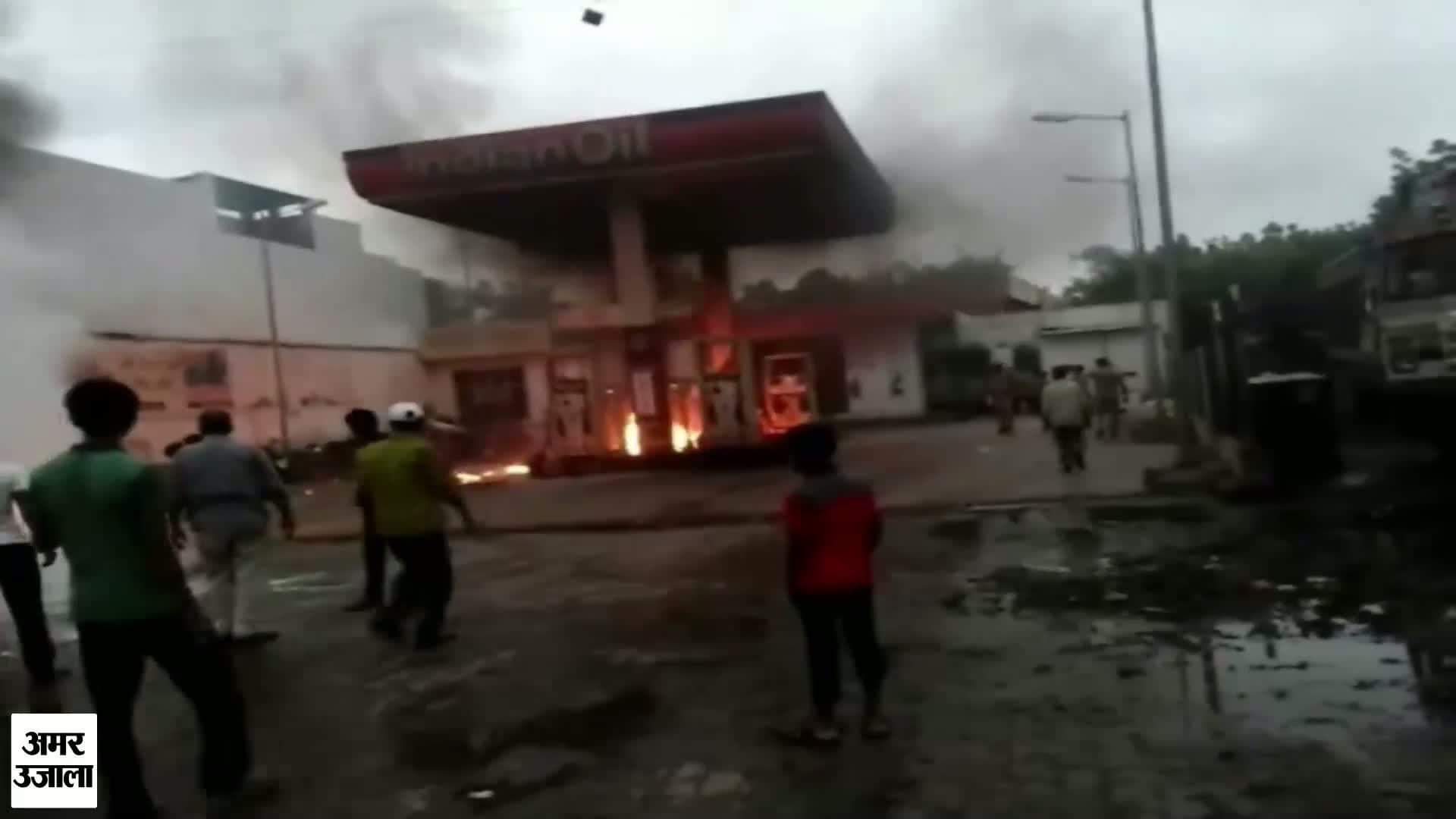 पैट्रोल पम्प में लगी आग