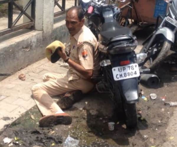  A drunk police man becomes talk of the town in Kanpur.