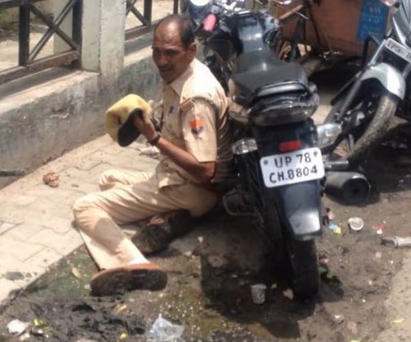  A drunk police man becomes talk of the town in Kanpur.