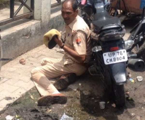  A drunk police man becomes talk of the town in Kanpur.