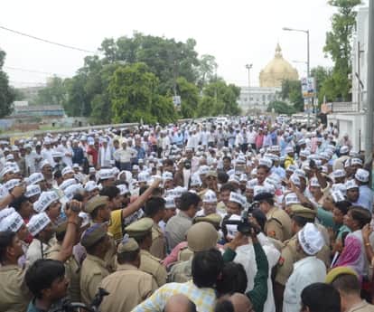 एनेक्सी के बाहर प्रदर्शन करते राज्य कर्मचारी