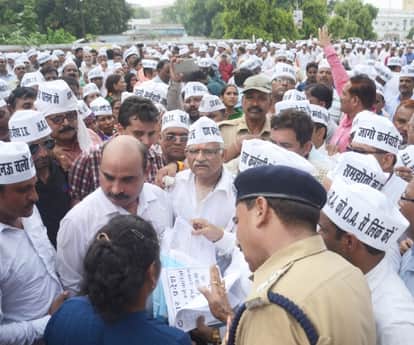 state employees protest in front of chief minister office in Lucknow.