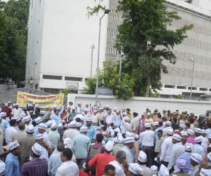 state employees protest in front of chief minister office in Lucknow.