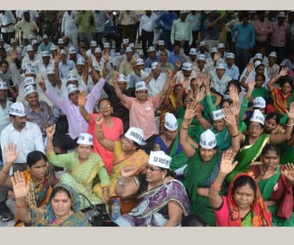 state employees protest in front of chief minister office in Lucknow.
