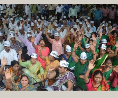state employees protest in front of chief minister office in Lucknow.