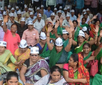 state employees protest in front of chief minister office in Lucknow.