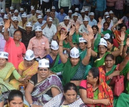 state employees protest in front of chief minister office in Lucknow.