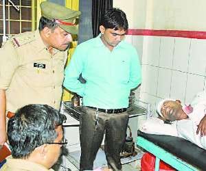 2.09 lakh looted from two field officers
