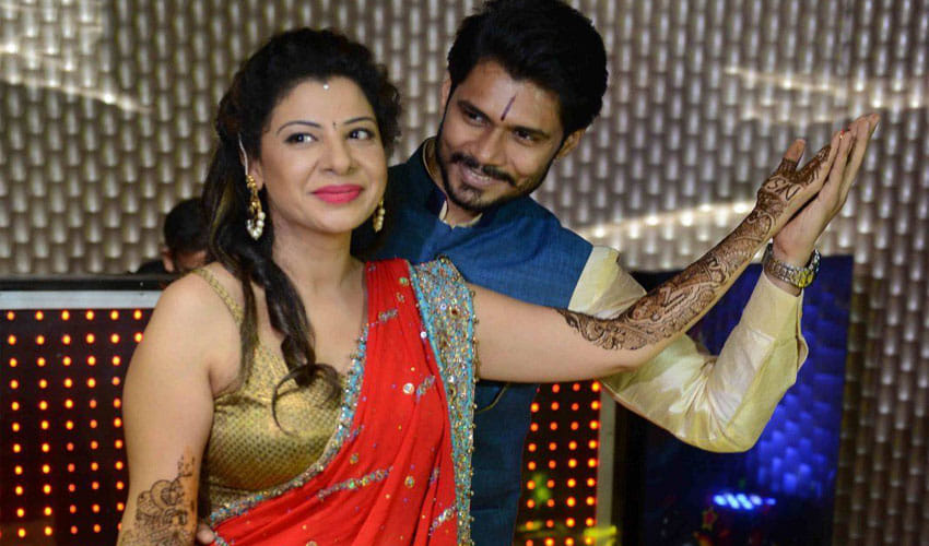 sambhavna's mehndi pics with avinash
