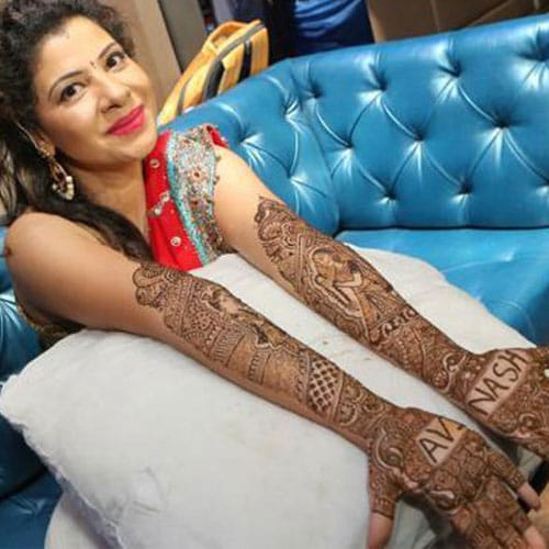 sambhavna's mehndi pics with avinash