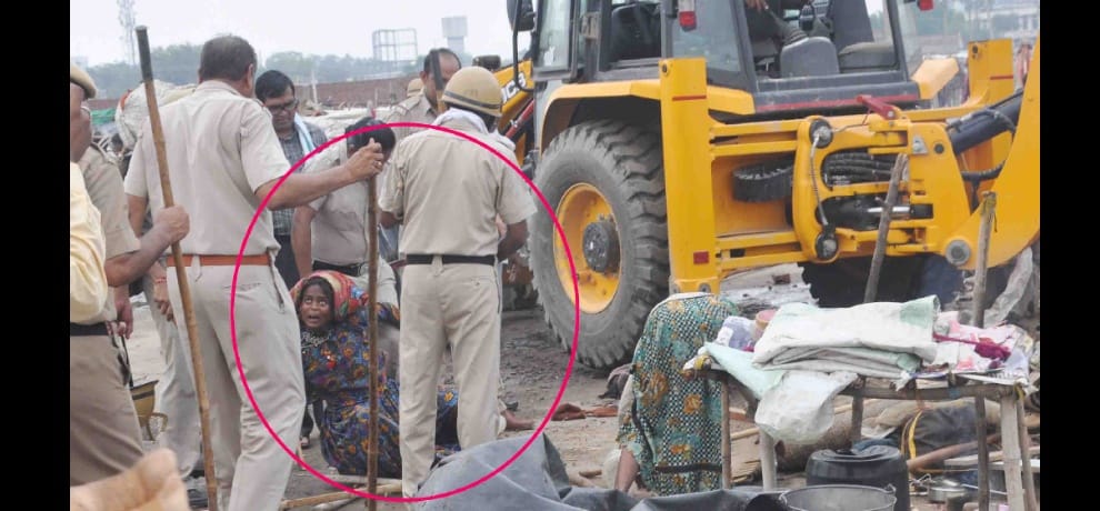 70 illegal shanties broke,  fiercely commotion by women
