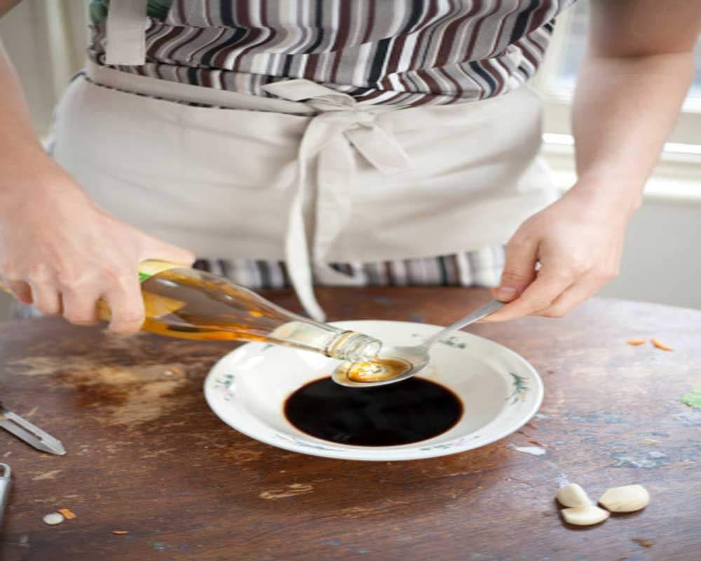 effective tips to remove stains from plastic utensils