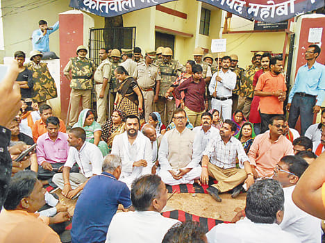 BJP members protesting the siege to the police station