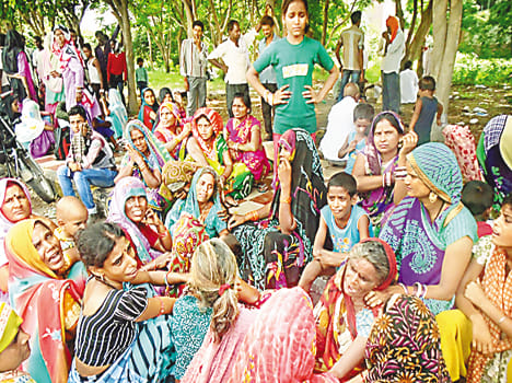 Pick upturned, a death, 14 injured