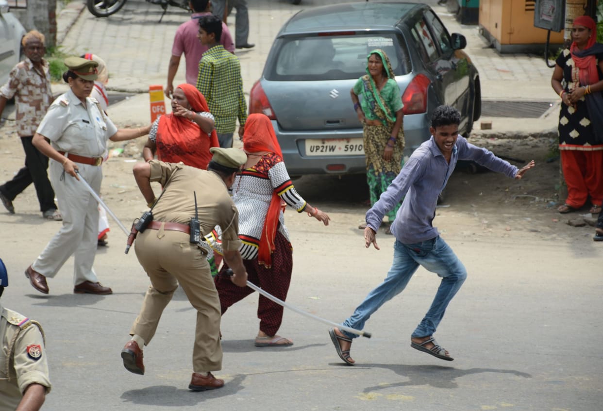 lathicharge on people sitting with dead body and blocking traffic 