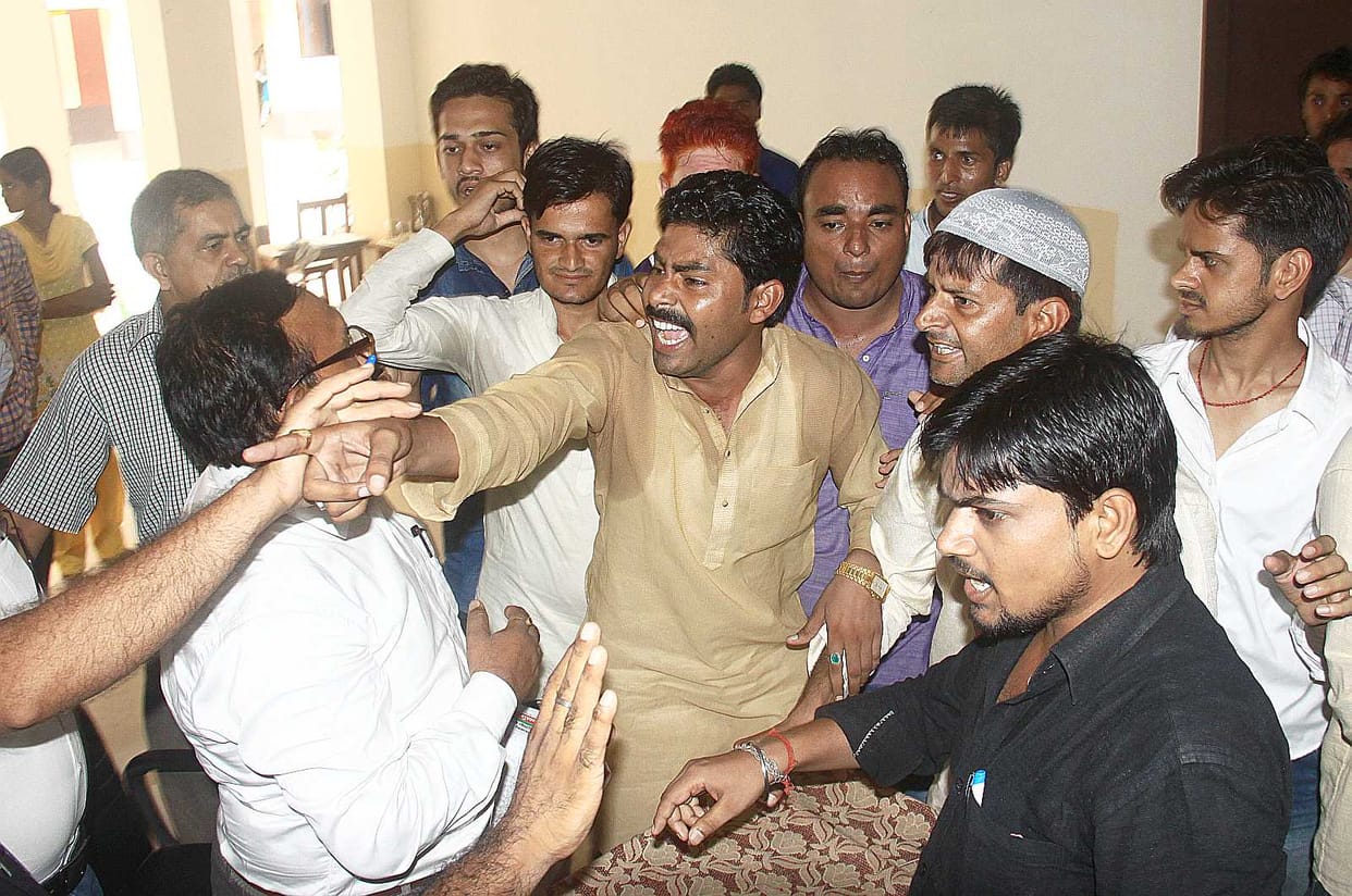 Das college fees for the second day Return the name of the commotion
