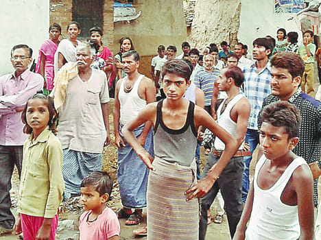 Villagers caught the thief entered the house