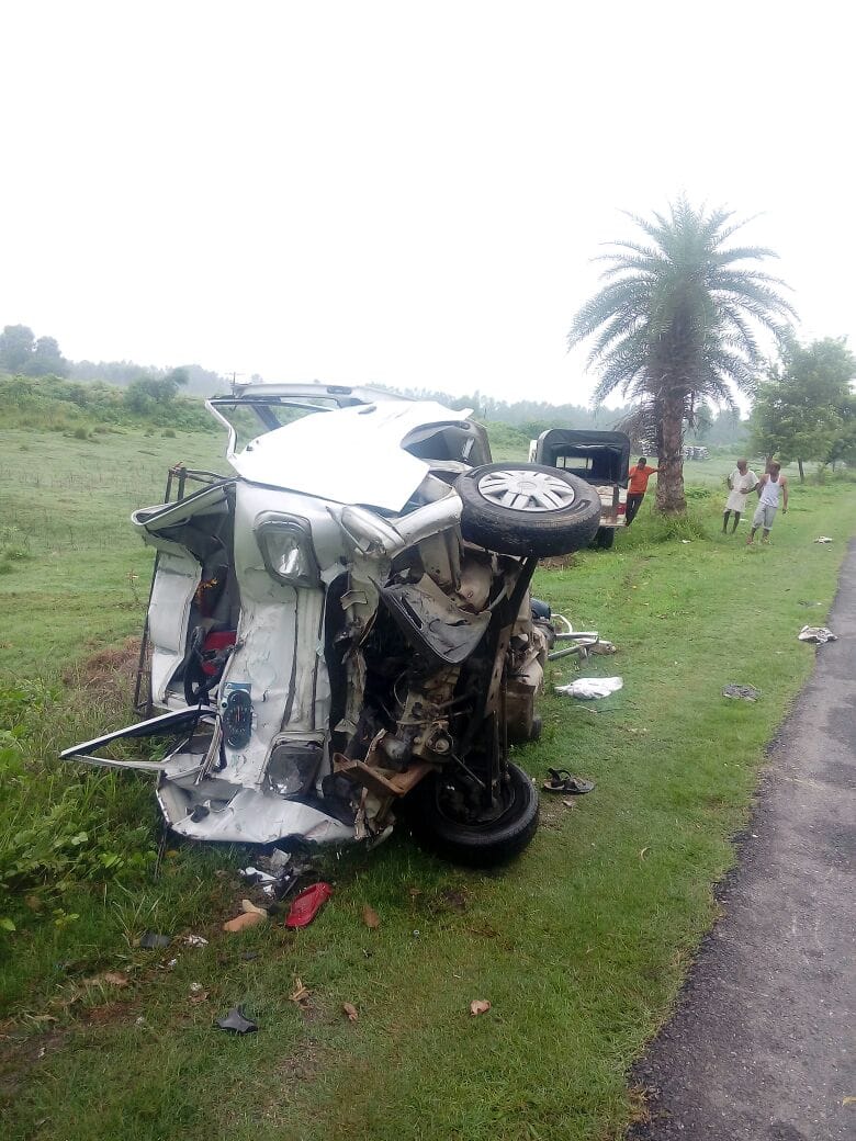 newspaper van met with accident in sitapur