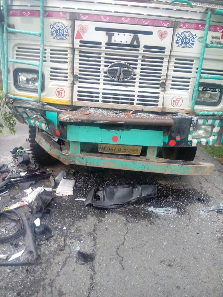 newspaper van met with accident in sitapur