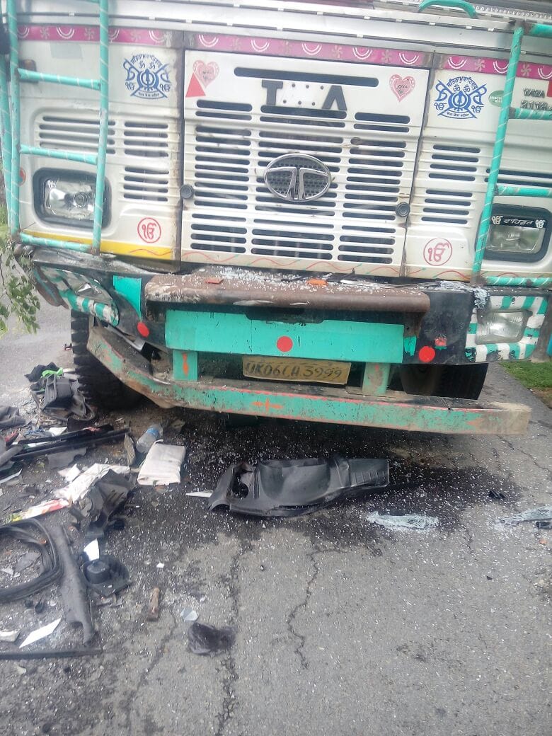 newspaper van met with accident in sitapur