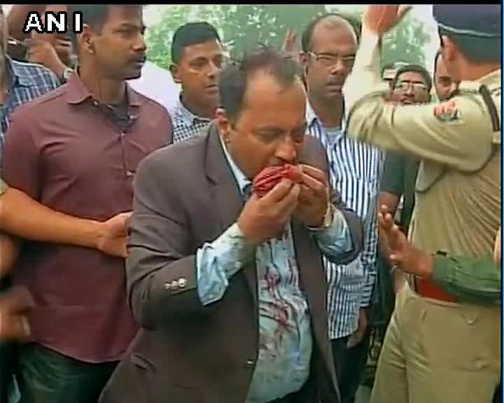 PREZ-CONVOY 5 injured as vehicle in President's convoy skids off road
