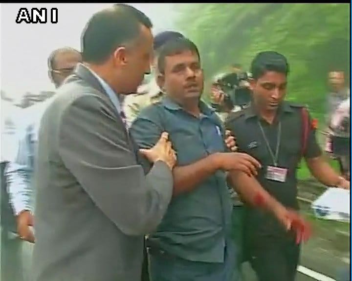 PREZ-CONVOY 5 injured as vehicle in President's convoy skids off road