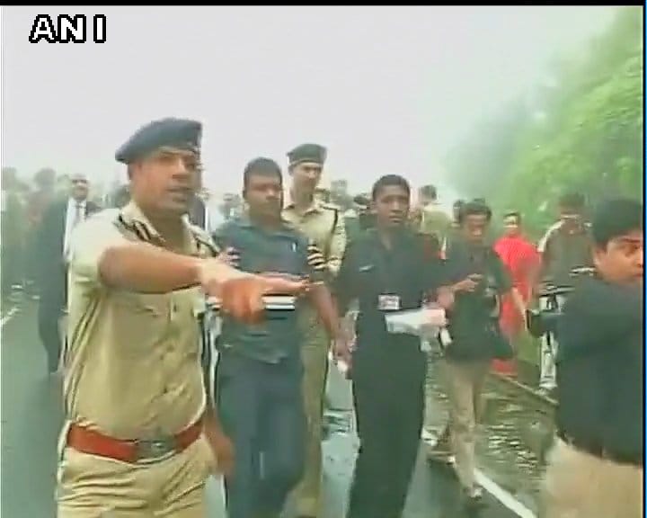 PREZ-CONVOY 5 injured as vehicle in President's convoy skids off road