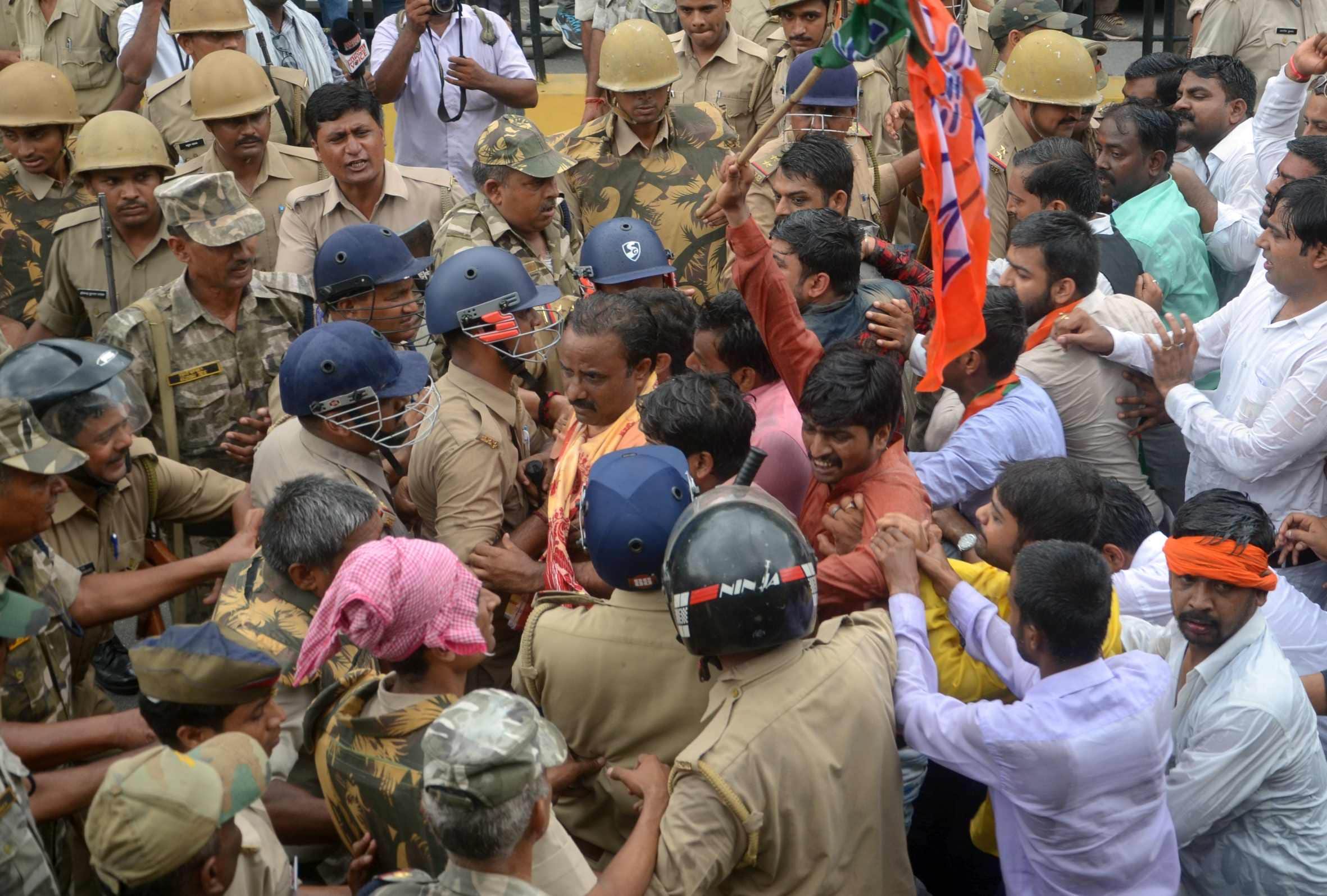 bjp workers rotest in lucknow
