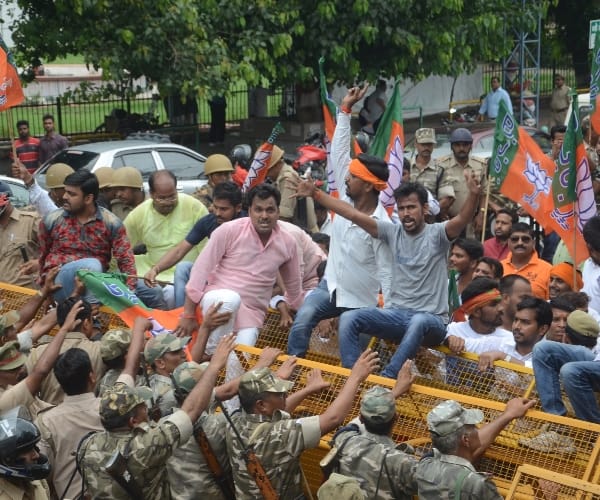 bjp workers rotest in lucknow