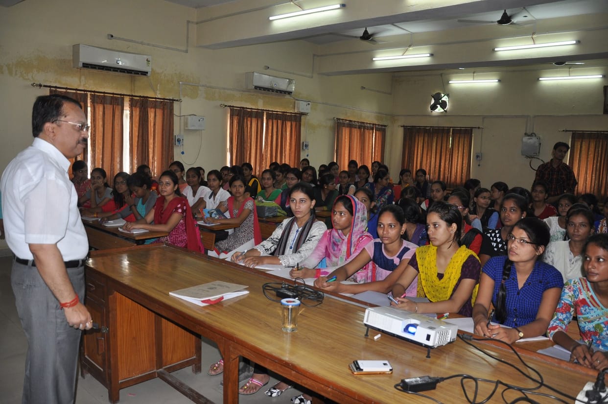 Vice Chancellar teach to student and welcome for new session