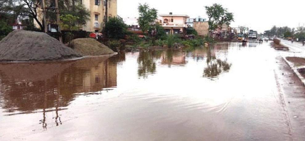 Heavy rain water entered houses and shops, could not get rid of waterlogging