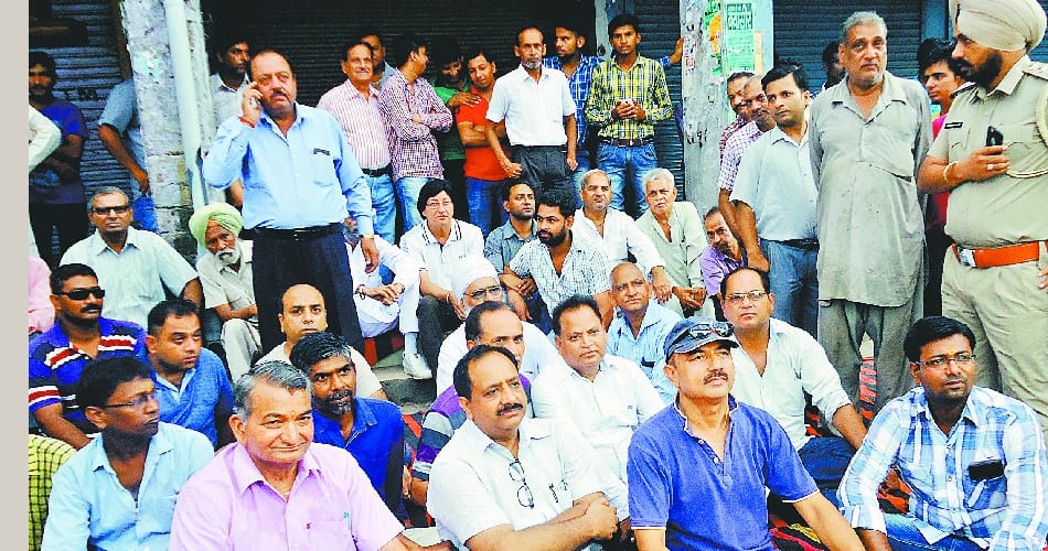     Protest in kalka, vyapar mandal protest in kalka againt loot and murder in jewellry shop