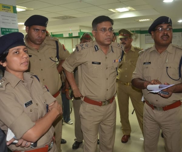 Assistant Manager abducted looted from car