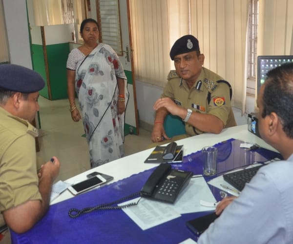 Police recognise people who looted 20 lakh cash.