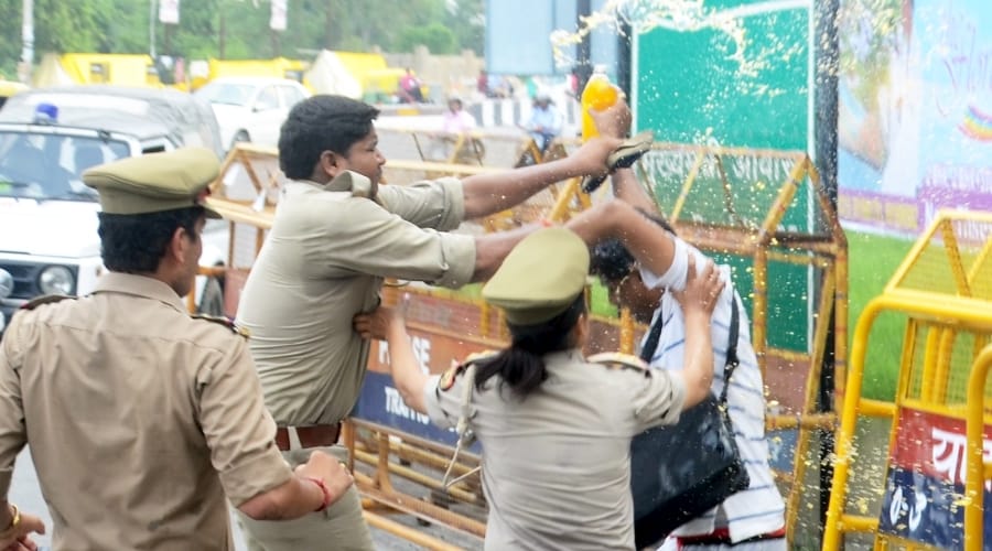 man tries to commit suiicde infront of police