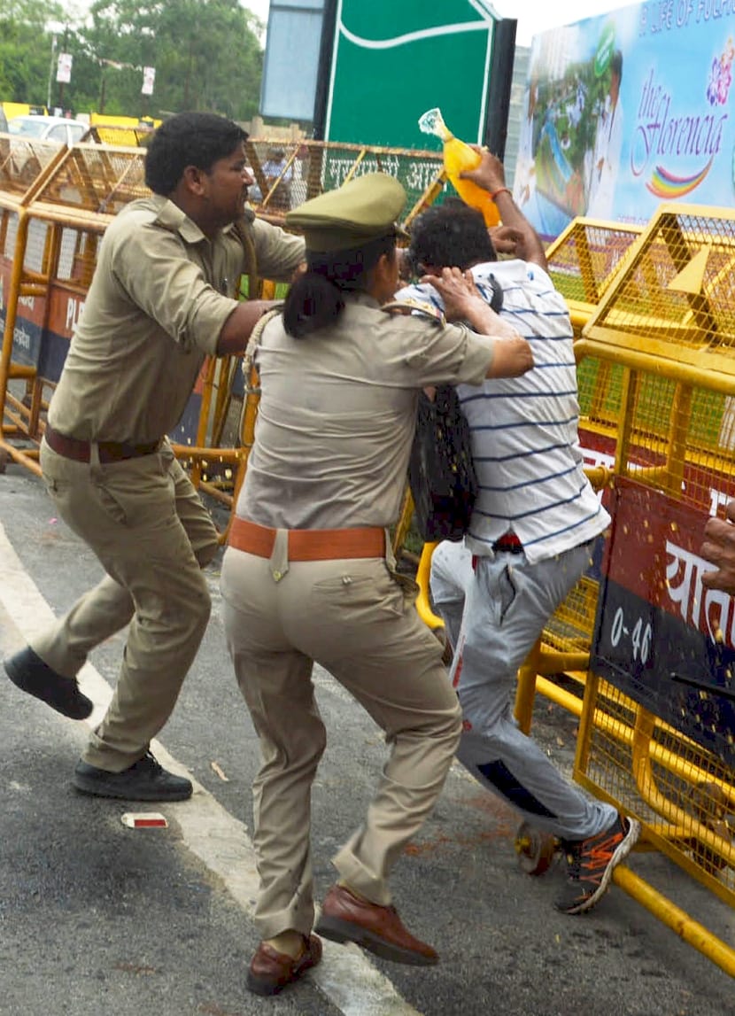 man tries to commit suiicde infront of police