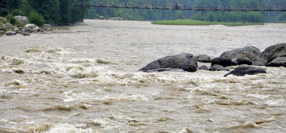 Girl attempts suicide by jumping into pabbar river