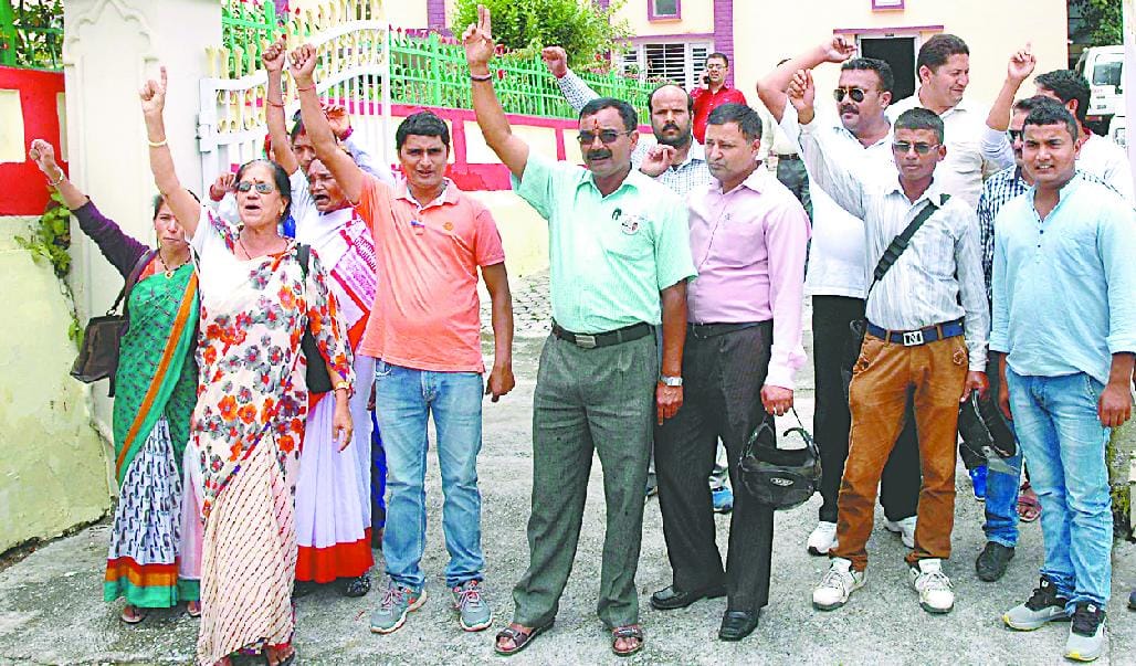 The illegal mining of the people on the road again